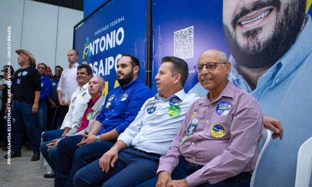 Antonio Bosaipo, Julio Campos and Mauro Mendez receive hundreds of people at a political rally