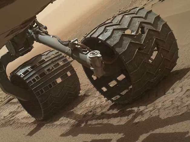 wheels "Curiosity"for example, leaves small residues of aluminum wherever it is