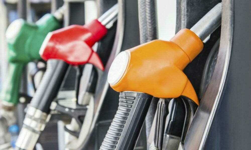 Gasoline at gas stations is more expensive by 3.7 cents relative to its "effective price".  Diesel is 3.1 cents cheaper, according to ERSE