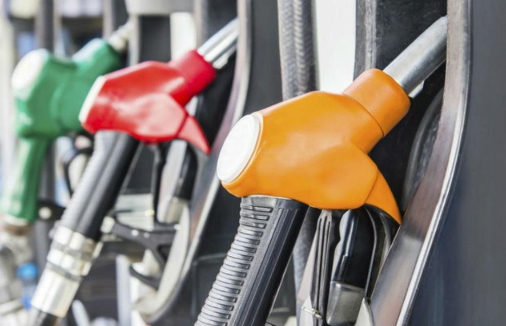 Gasoline at gas stations is more expensive by 3.7 cents relative to its "effective price".  Diesel is 3.1 cents cheaper, according to ERSE