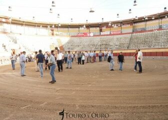 Forcados and fans, outraged by the festival's failure, fill the Palha Blanco arena (with photos) :: Touro e Ouro