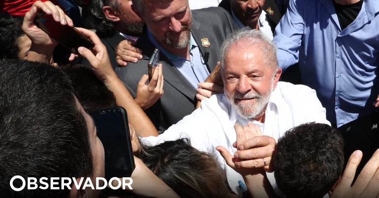Brazil's stock market opens 2% lower after Lula wins the election.  Petrobras fell 7% and Banco do Brasil fell 4.5% - observer
