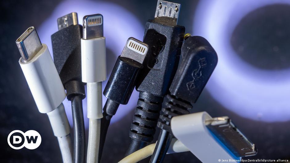 EU adopts single charger law for mobile devices – DW – 04.10.2022