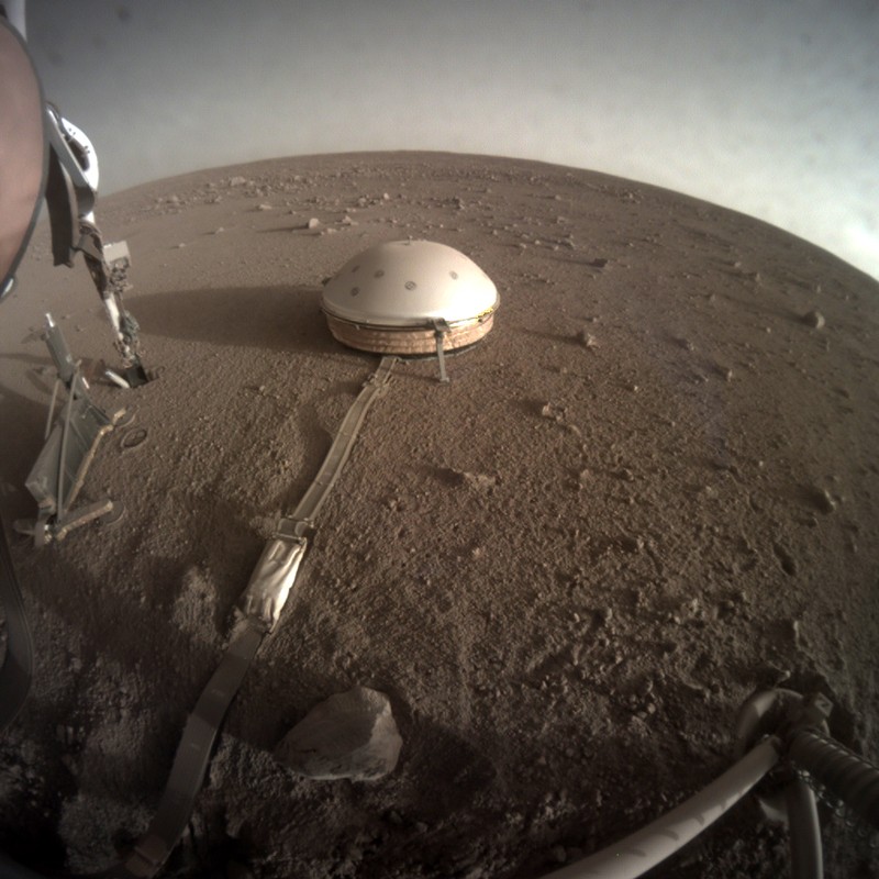 InSight spacecraft seismometer studying the geology of Mars