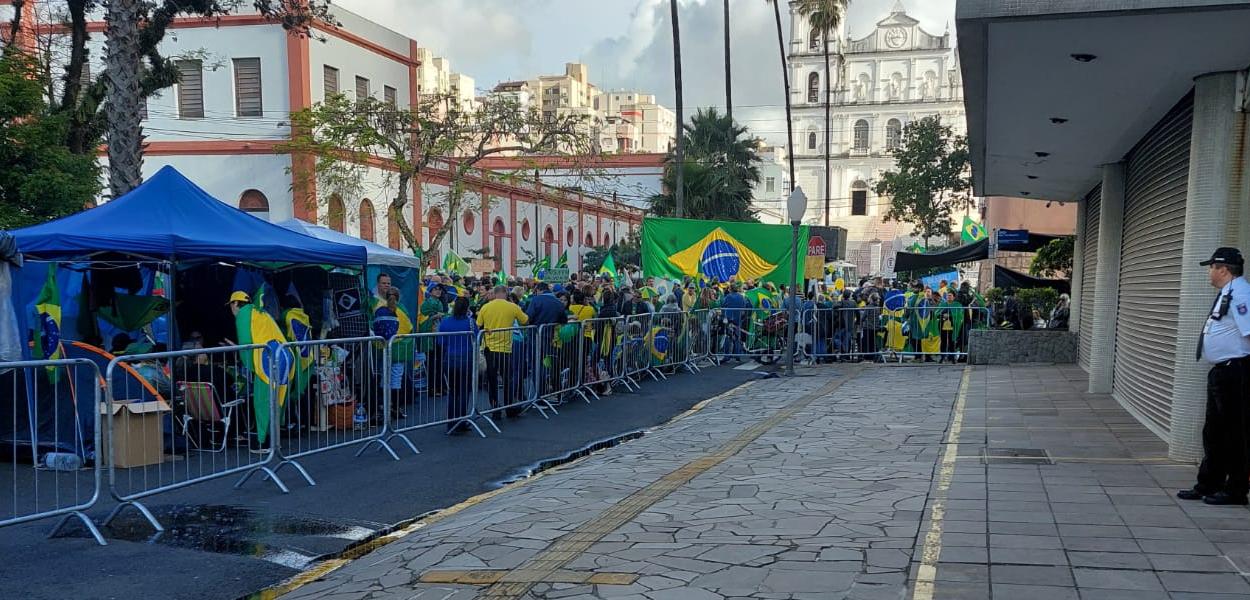www.brasil247.com - Bolsonaristas em protesto no Rio de Janeiro contra a eleição presidencial pedem "intervenção federal" 02/11/2022