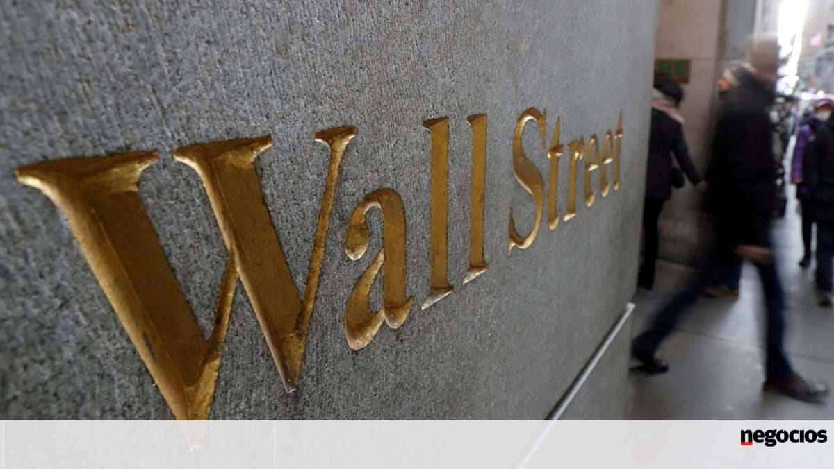 Wall Street closes in the red after bank warnings